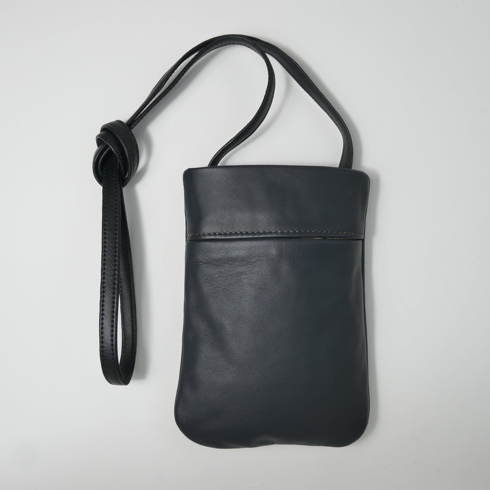 ブラック レザー スマホ ショルダーバッグ Mサイズ（スパンコール