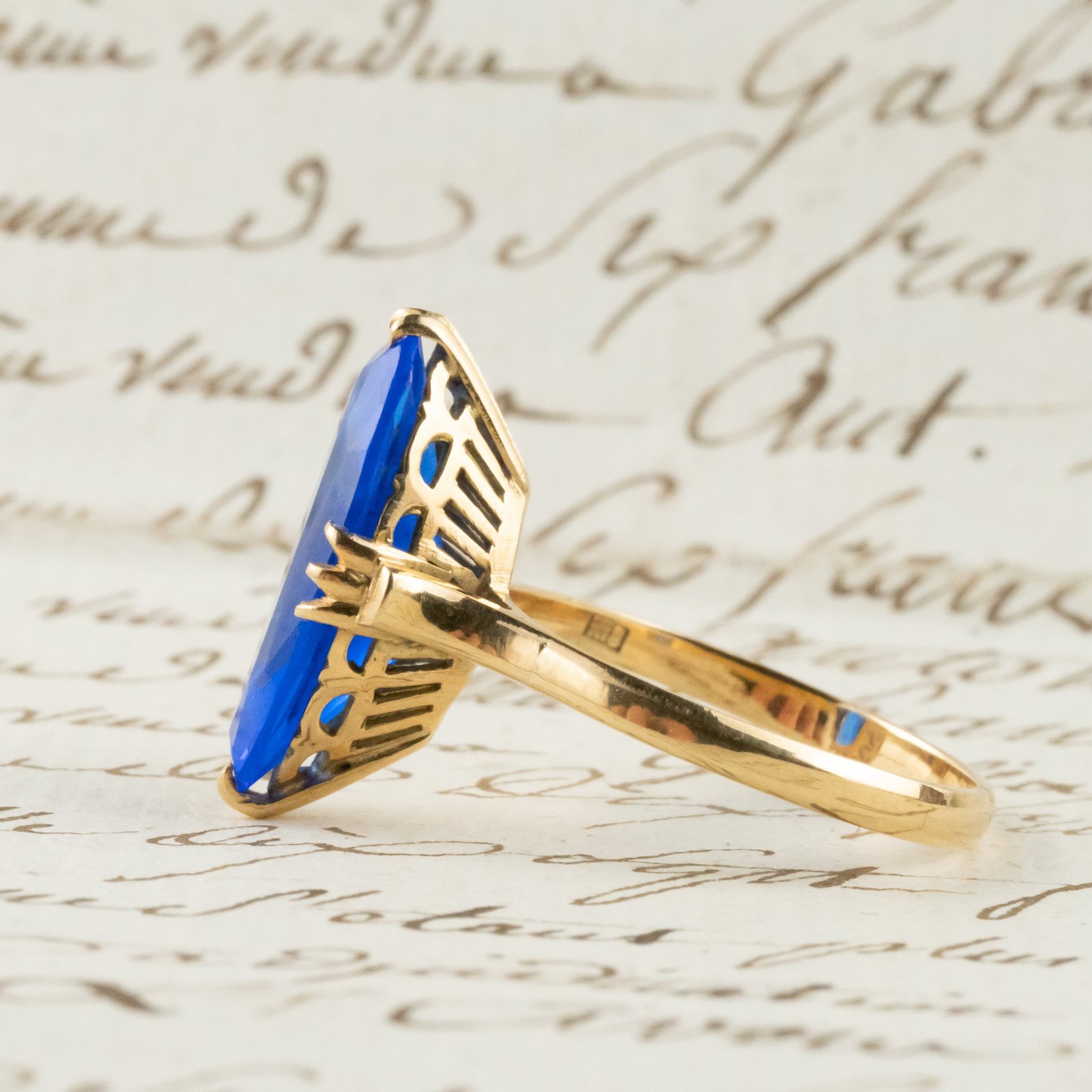 K18 昭和レトロ 青石リング 気品あふれるロイヤルブルー 王冠透かし